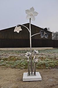 Skulptur: Blumen aus Naturstein