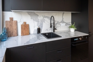 Küchenarbeitsplatte Keramik in Carrara-Optik - Spüle und Arbeitsfläche
